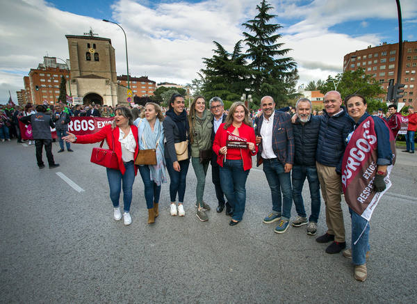 Miles de personas participan en una manifestación en Burgos para pedir