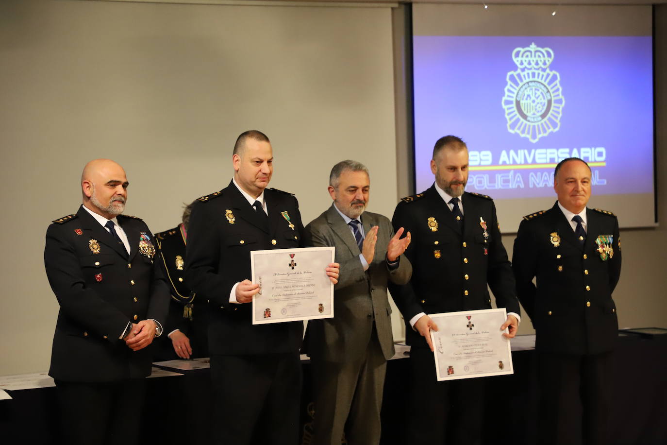 Fotos Diplomas Y Medallas De Dedicaci N Al Servicio Policial Para