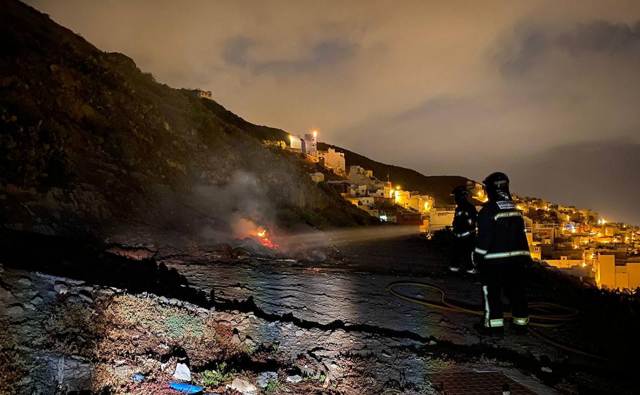 Intervenci N Nocturna Por Un Incendio En Las Laderas De Z Rate Canarias