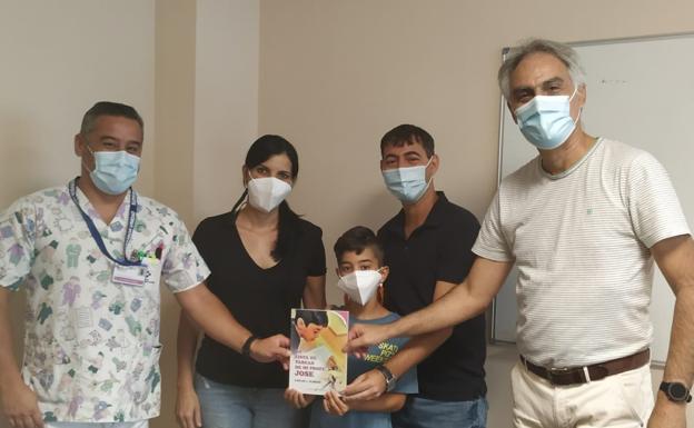 Donación de libros para los pacientes más peques del Hospital