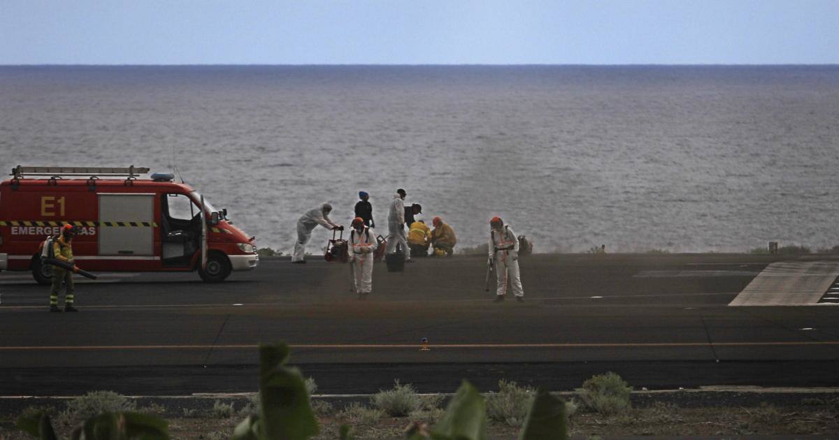 El aeropuerto de La Palma continúa inoperativo por acumulación de