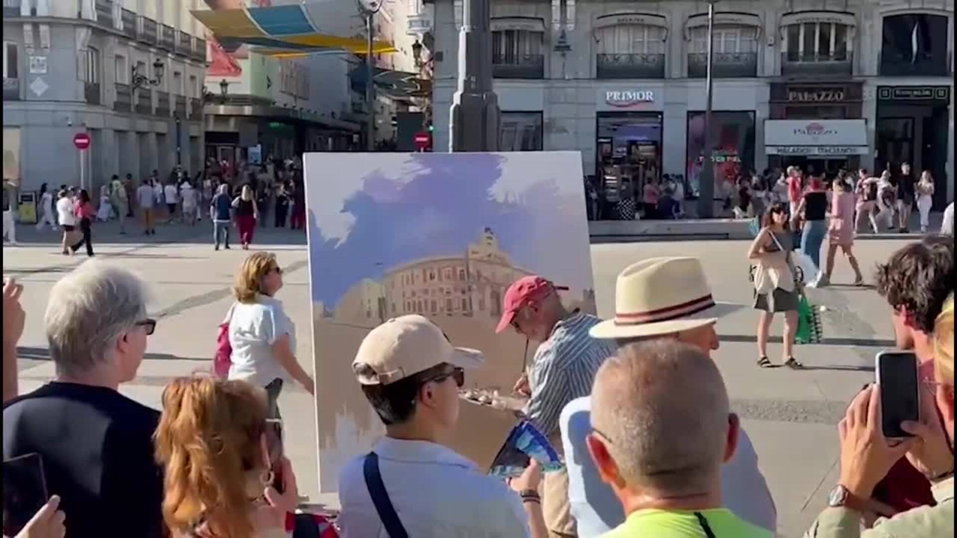 Antonio L Pez Vuelve A Pintar Un Cuadro En La Puerta Del Sol Del Madrid