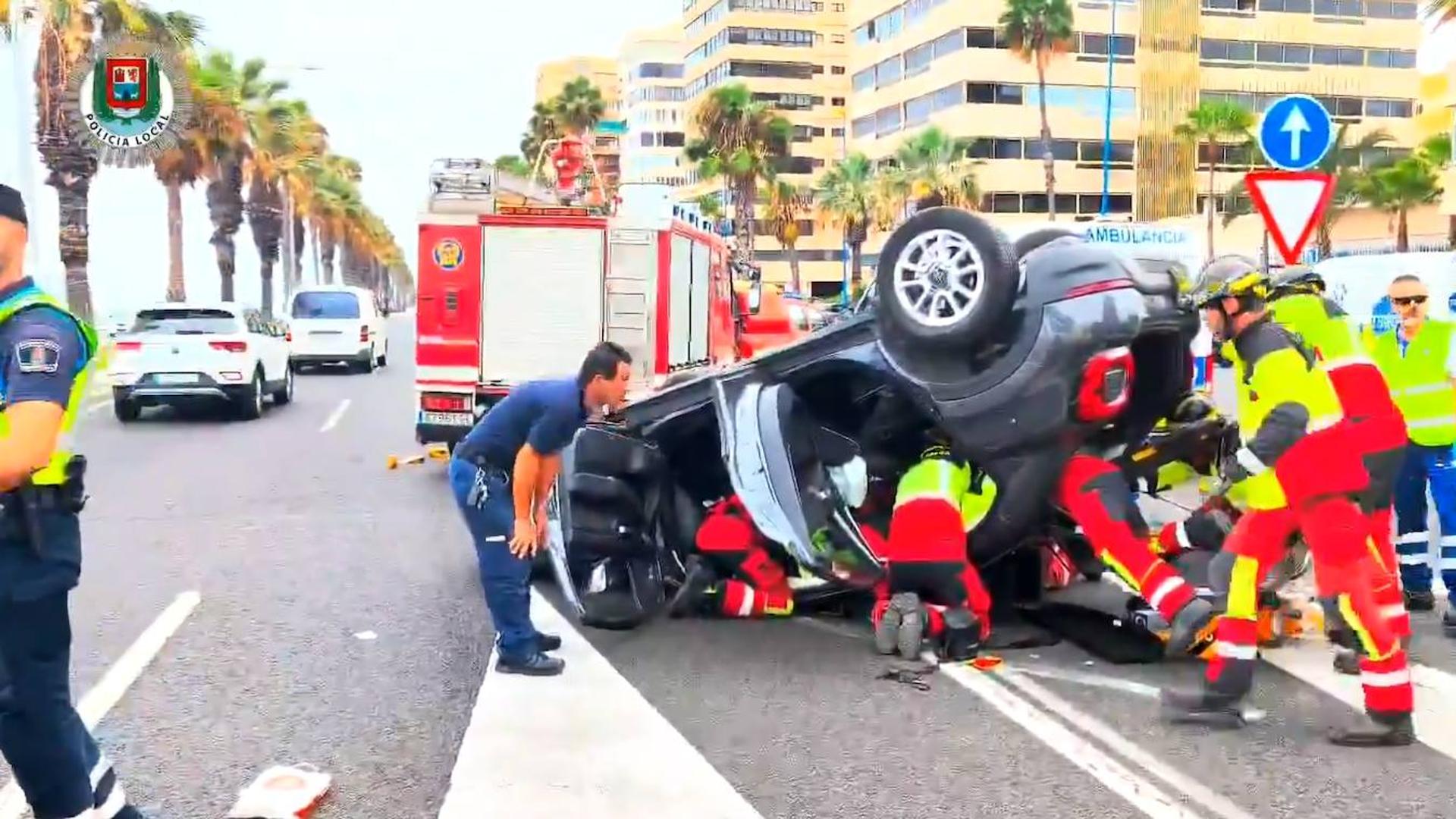 Dos Personas Quedan Atrapadas En Un Coche Tras Un Vuelco En La Avenida