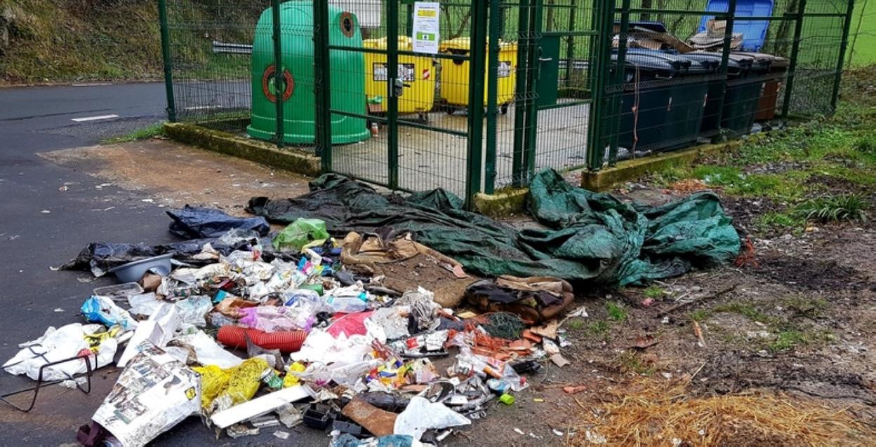 Eguzki Denuncia Vertidos Junto Al Punto De Reciclaje Y Al Borde Del R O