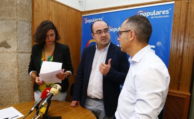 Morala critica la decisión de impedir a unos padres acceder a una competición de natación en las piscinas municipales