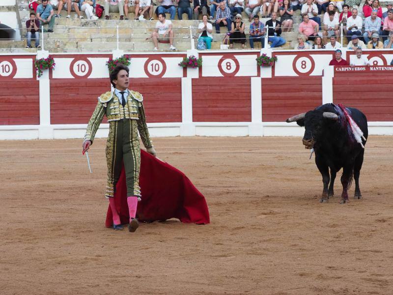 El Torero Peruano Roca Rey Corta Dos Orejas En El Bibio El Comercio