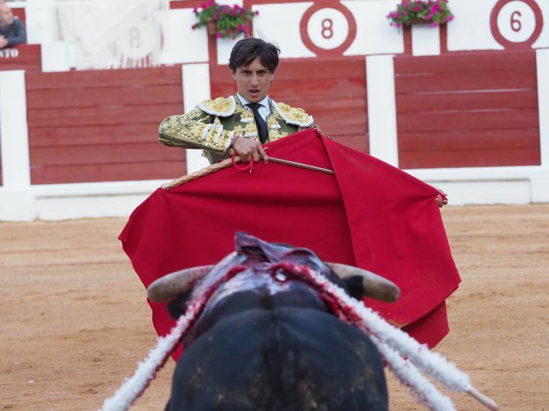 El Torero Peruano Roca Rey Corta Dos Orejas En El Bibio El Comercio