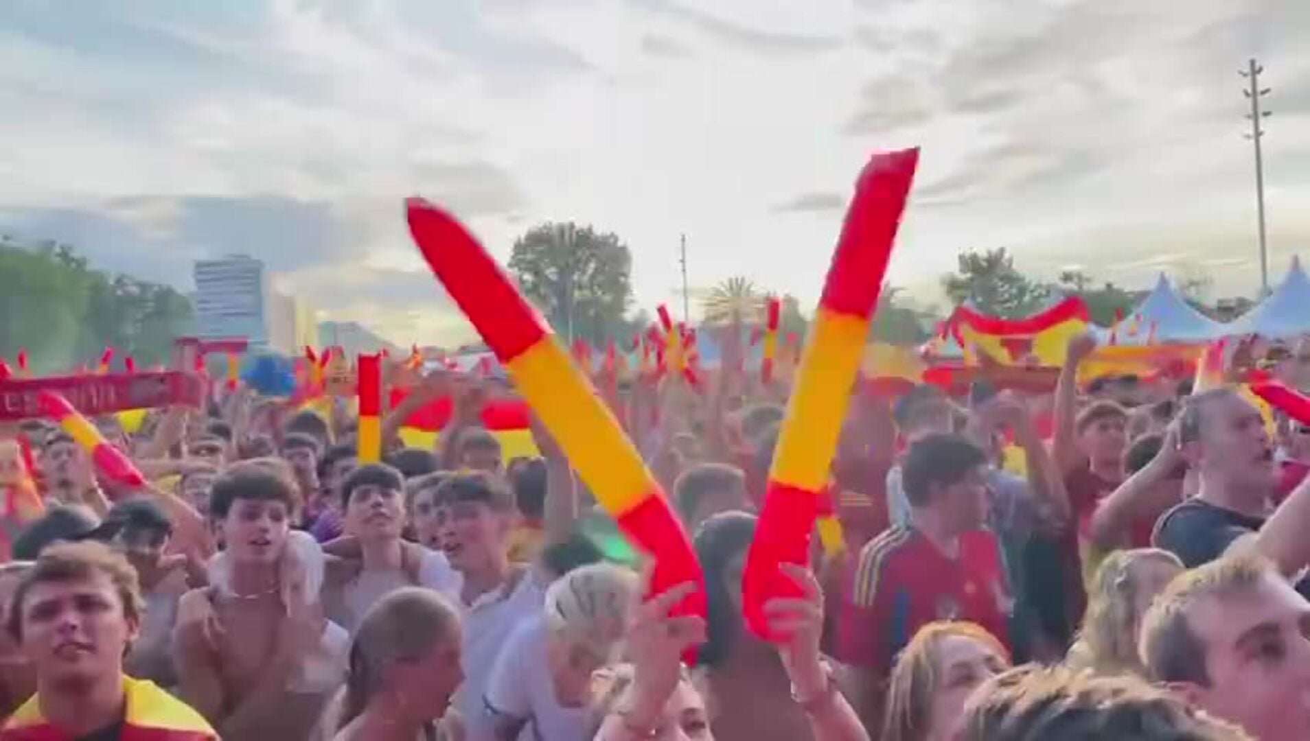 Vídeo así se vivió el himno de España en la fan zone de Gijón El