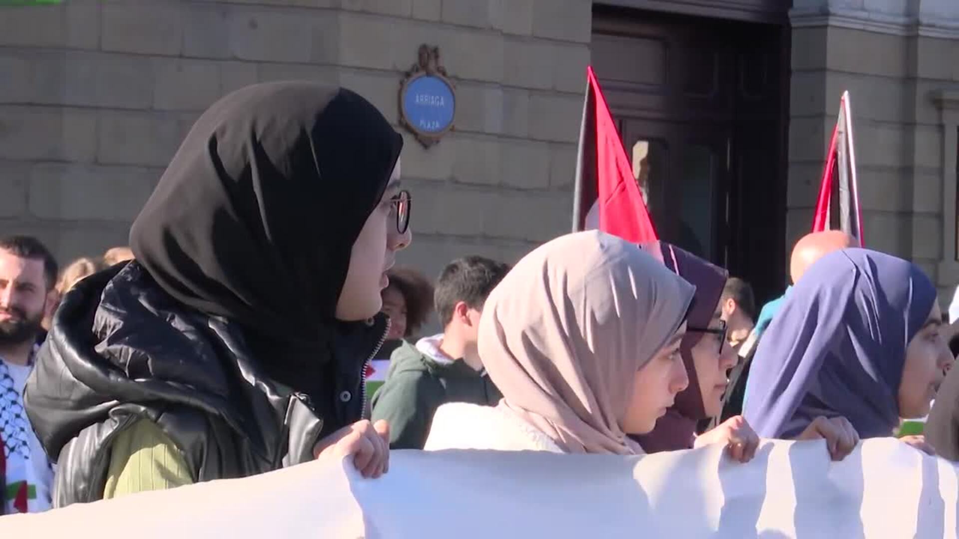 Cientos De Personas Denuncian En Bilbao La Masacre Contra El Pueblo