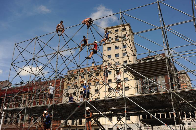 Fotos Personas Ya Trabajan En El Montaje De Las Txosnas En El