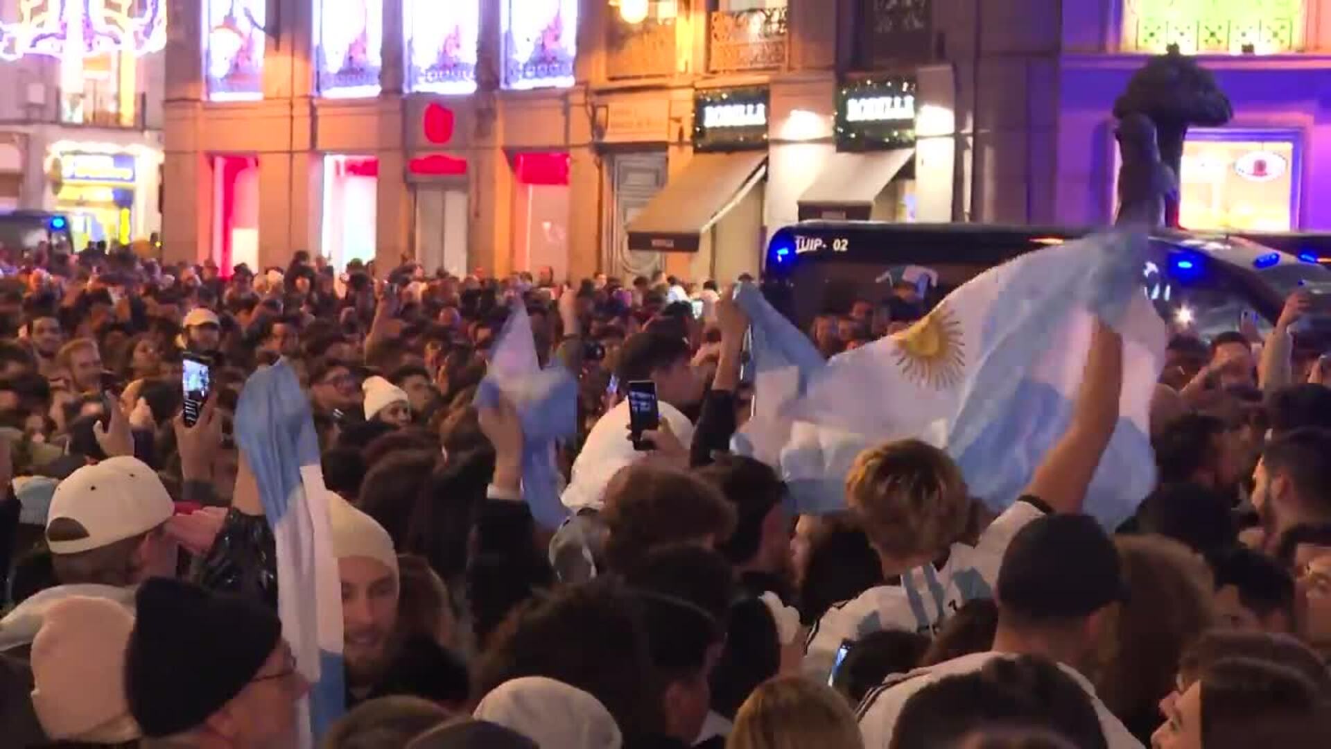 Miles De Personas Celebran En La Puerta Del Sol La Victoria De