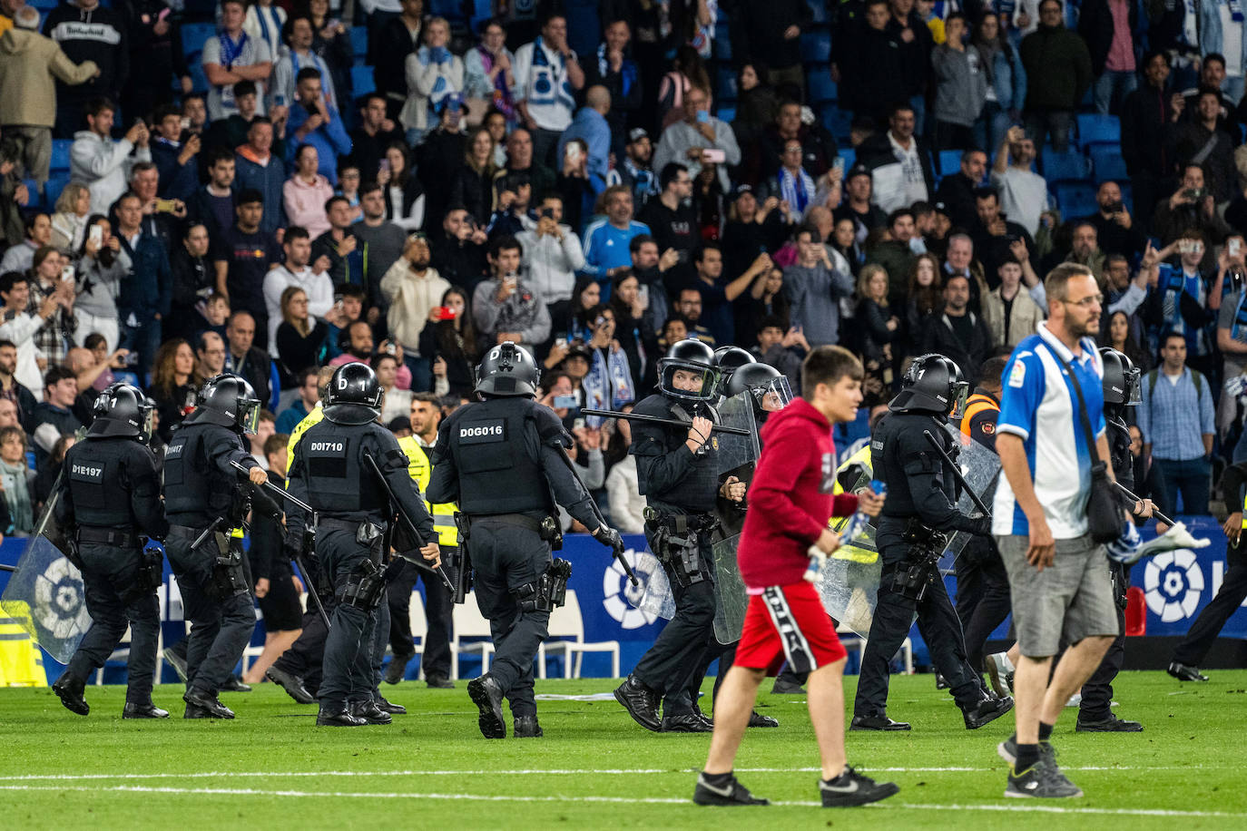 As Fue C Mo Los Hinchas Del Espanyol Echaron A Los Jugadores Del