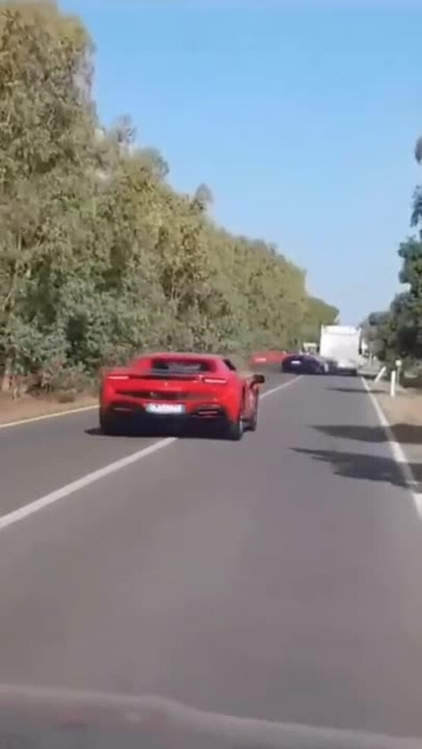 Dos Muertos Al Chocar Un Ferrari Un Lamborghini Y Una Autocaravana En