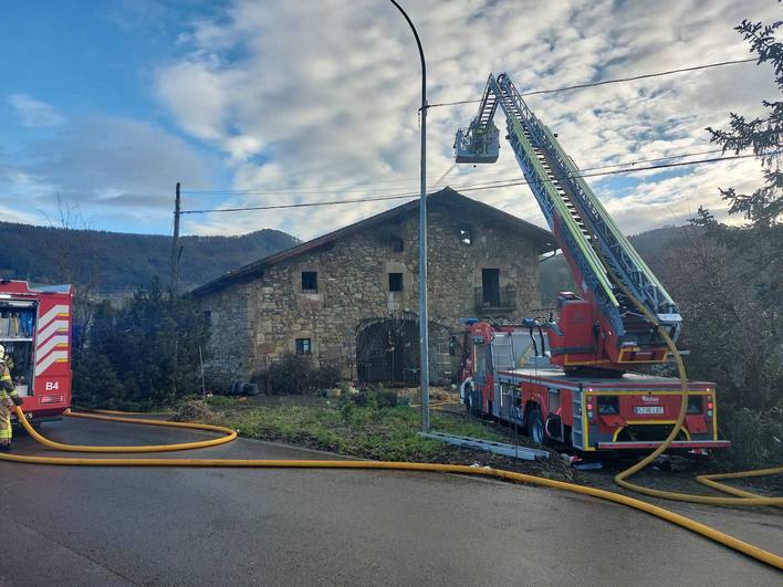 Un hombre herido en el incendio de un caserío en Elorrio El Correo