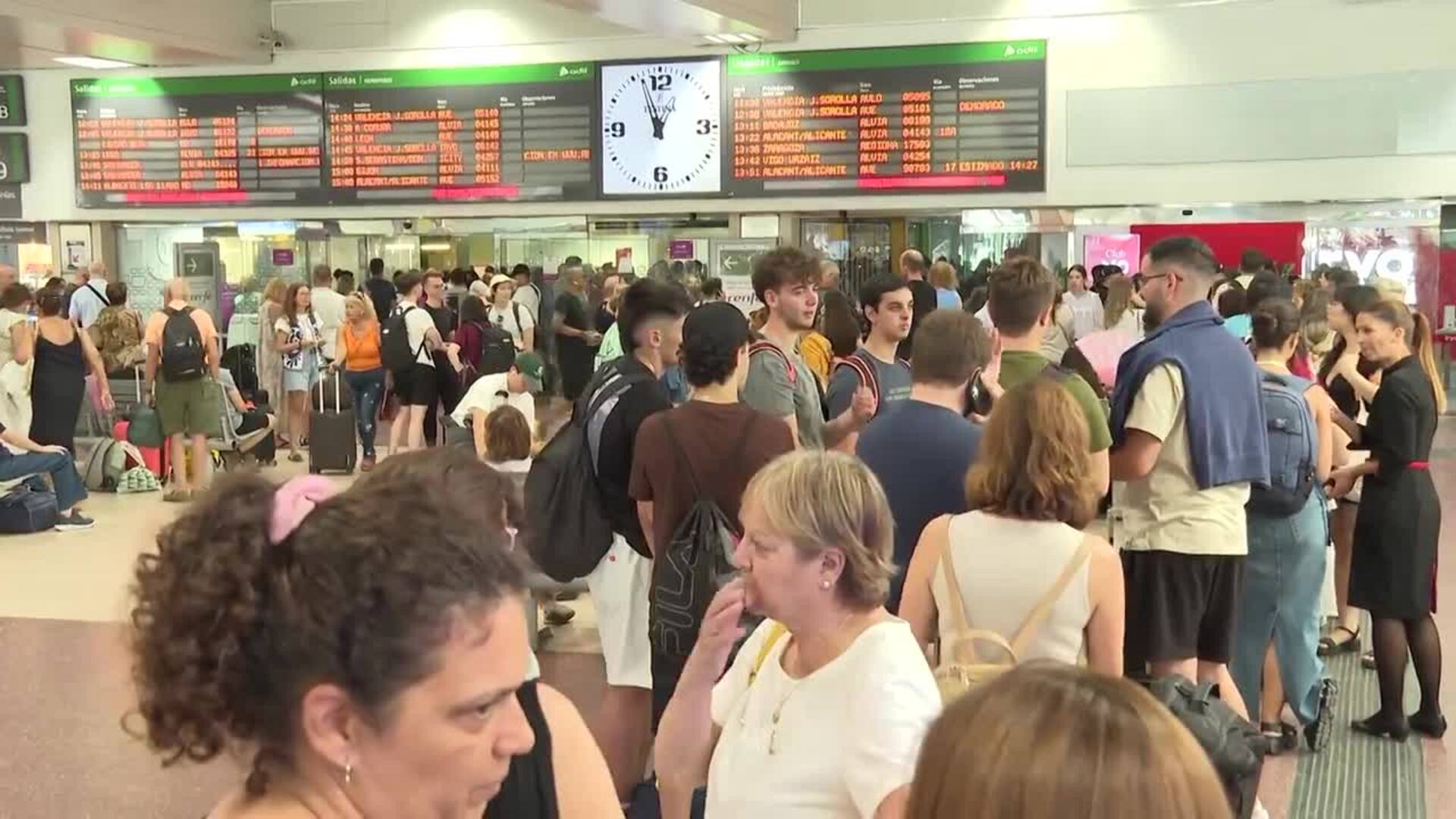 Miles De Pasajeros Se Ven Afectados Por La Aver A En Las V As De Tren