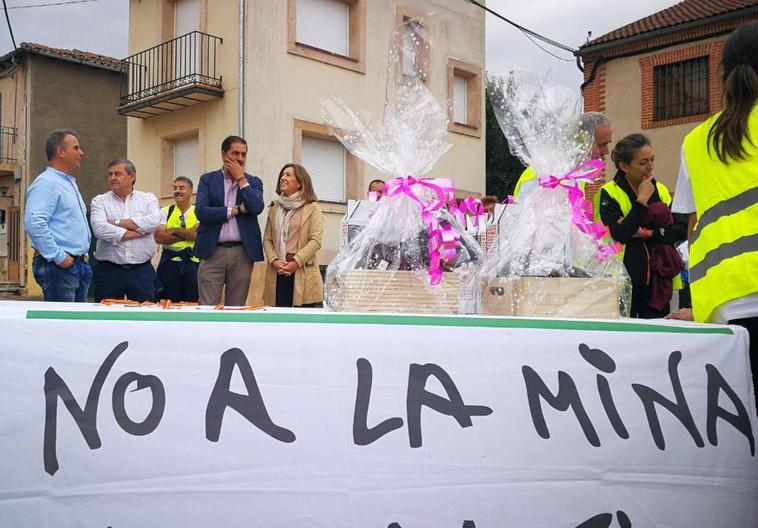 La causa contra la mina une a diputados de PP, PSOE e IU