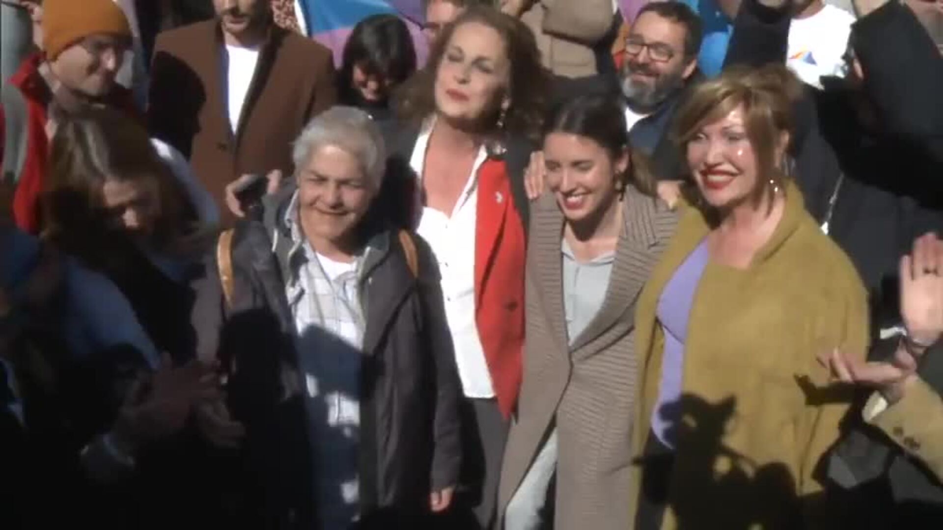 Irene Montero Celebra Frente Al Congreso La Aprobaci N De La Ley Trans