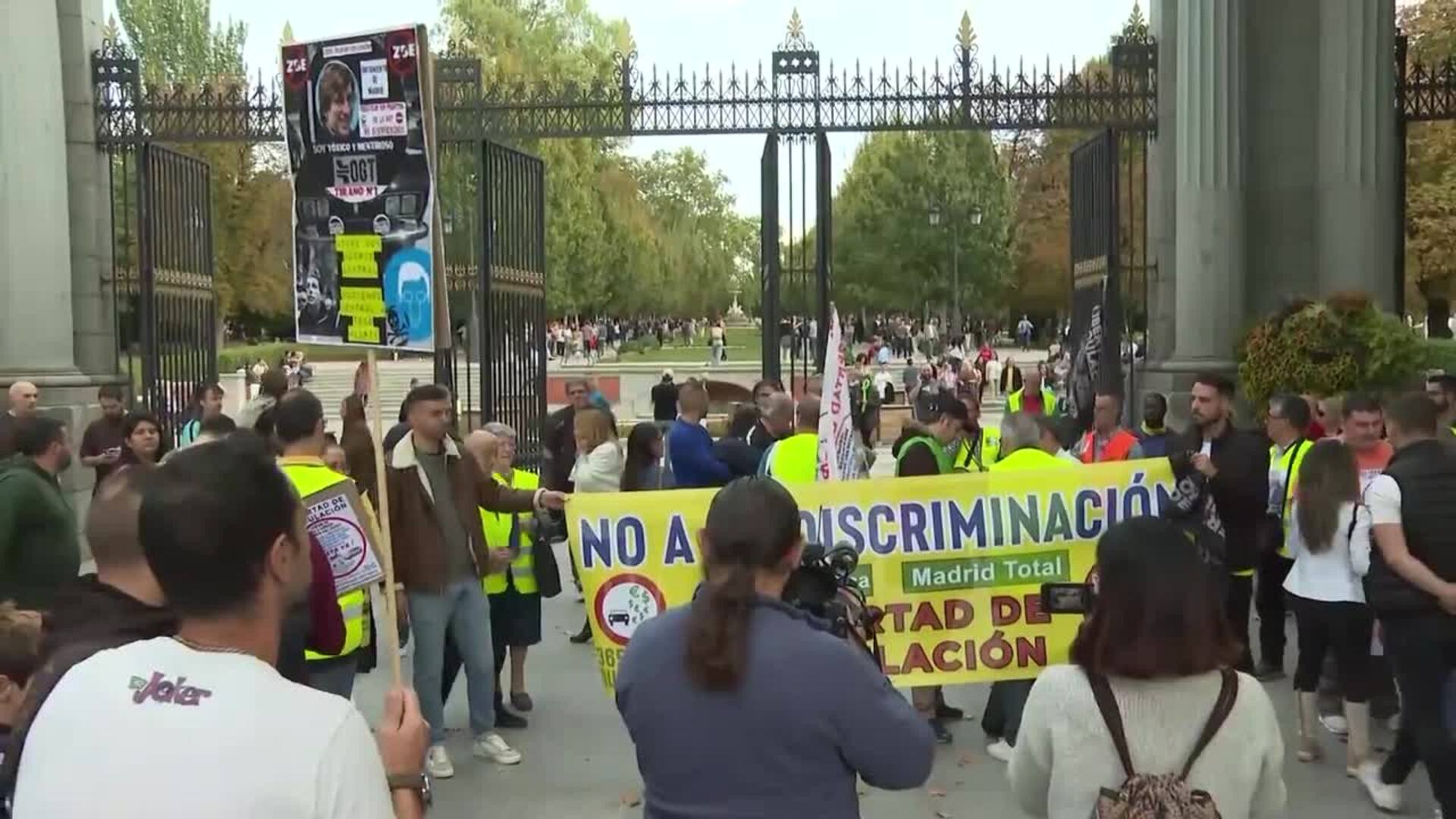 Decenas De Personas Se Manifiestan En Contra De Las Prohibiciones Del