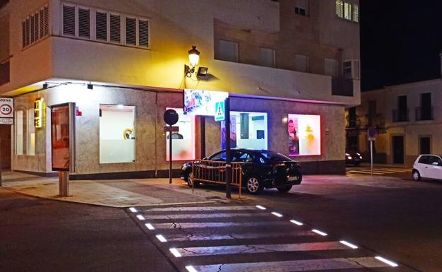 Castuera instala un paso de peatones inteligente y una pantalla interactiva de información turística