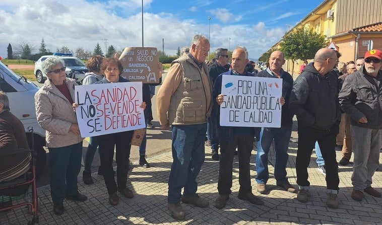 300 miajadeños reivindican en el centro de salud una Sanidad Pública de calidad