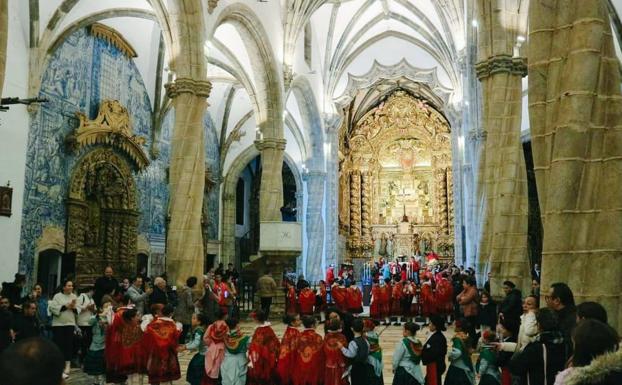 La danza de Santa Lucía se realizó dentro de la Iglesia debido a la lluvia