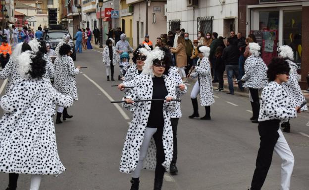 Desfile de carrozas y comparsas en Talayuela