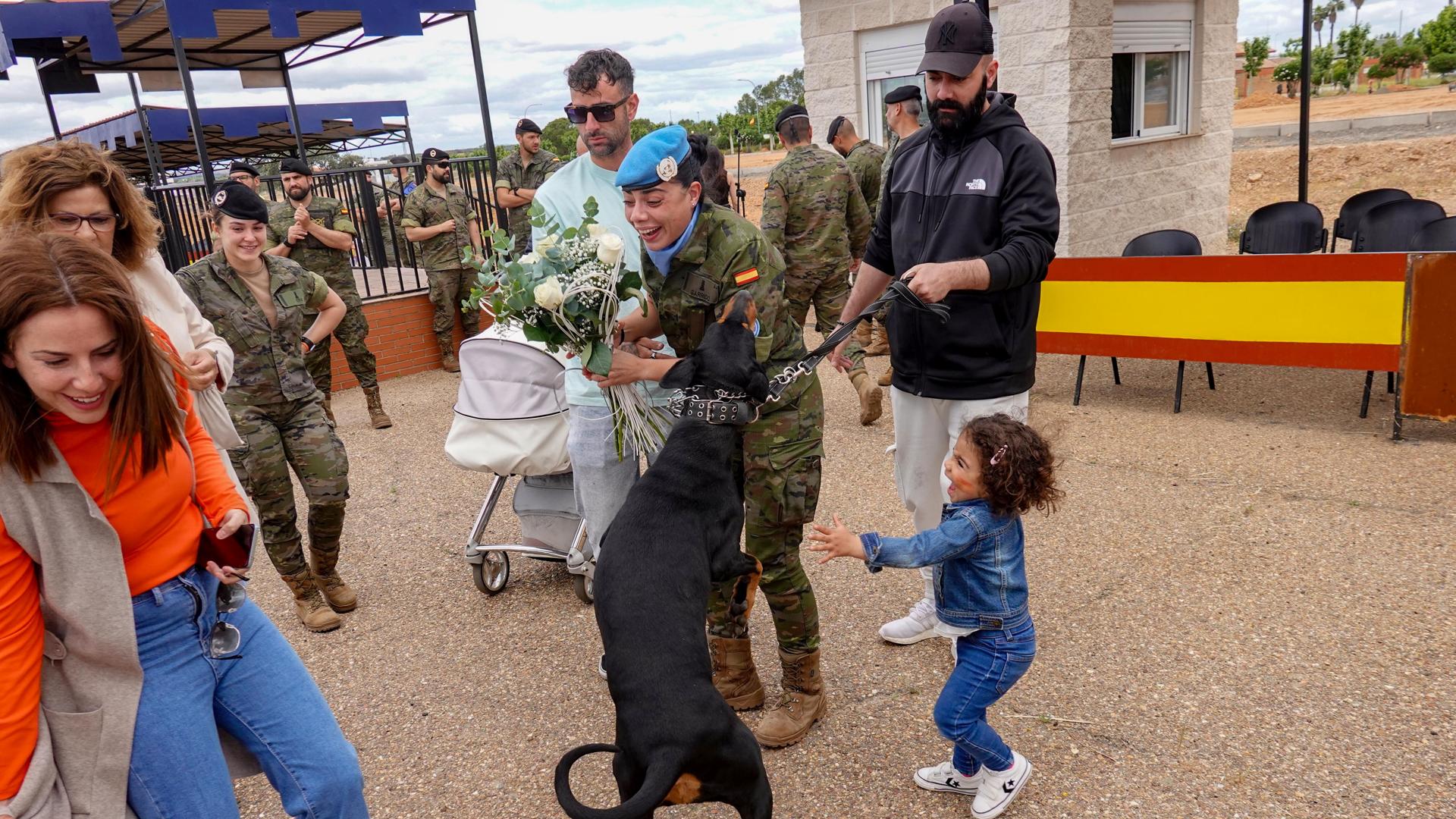 Las Familias Reciben A Los Primeros Militares De La Brigada Extremadura