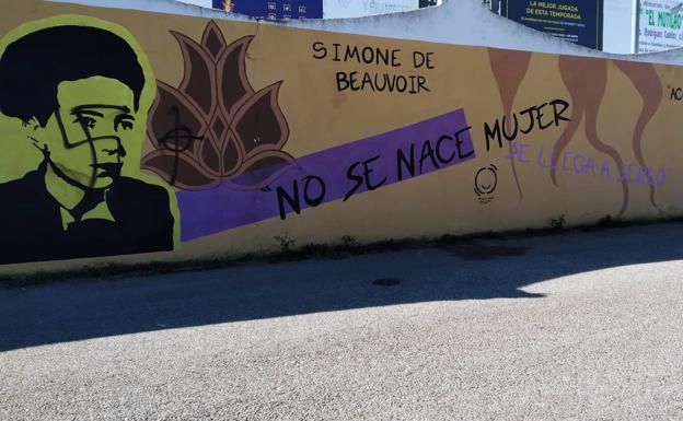 El mural feminista del 8-M sufre un acto vandálico con pintadas