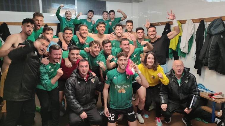 Un penalti de Salvatierra da la victoria al Huétor Vega en Torre del Mar