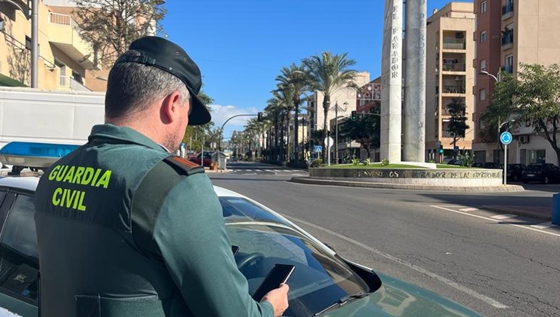 Un agente fuera de servicio sorprende a un conocido ladrón al que