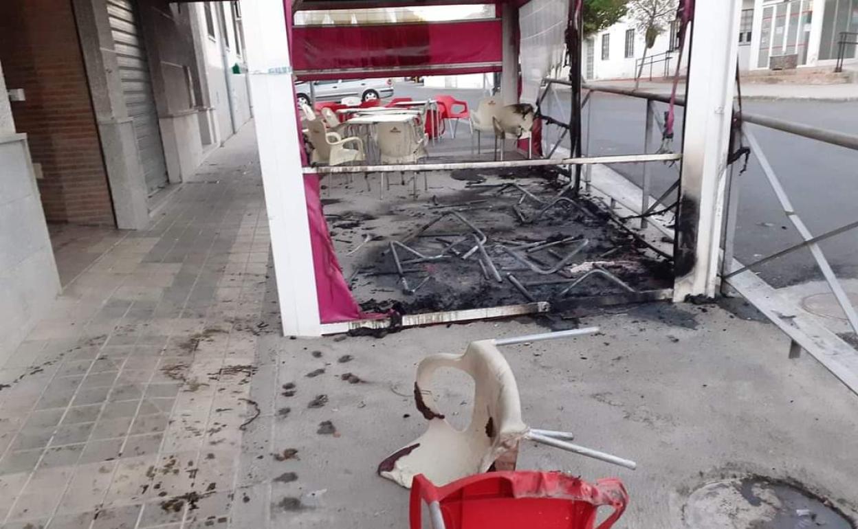 Lanzan un cóctel molotov contra una terraza de una cafetería de Granada