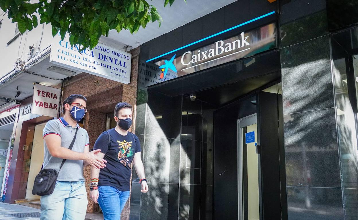 Caixabank Aclara A Sus Clientes El Uso De Sus Tarjetas En La App