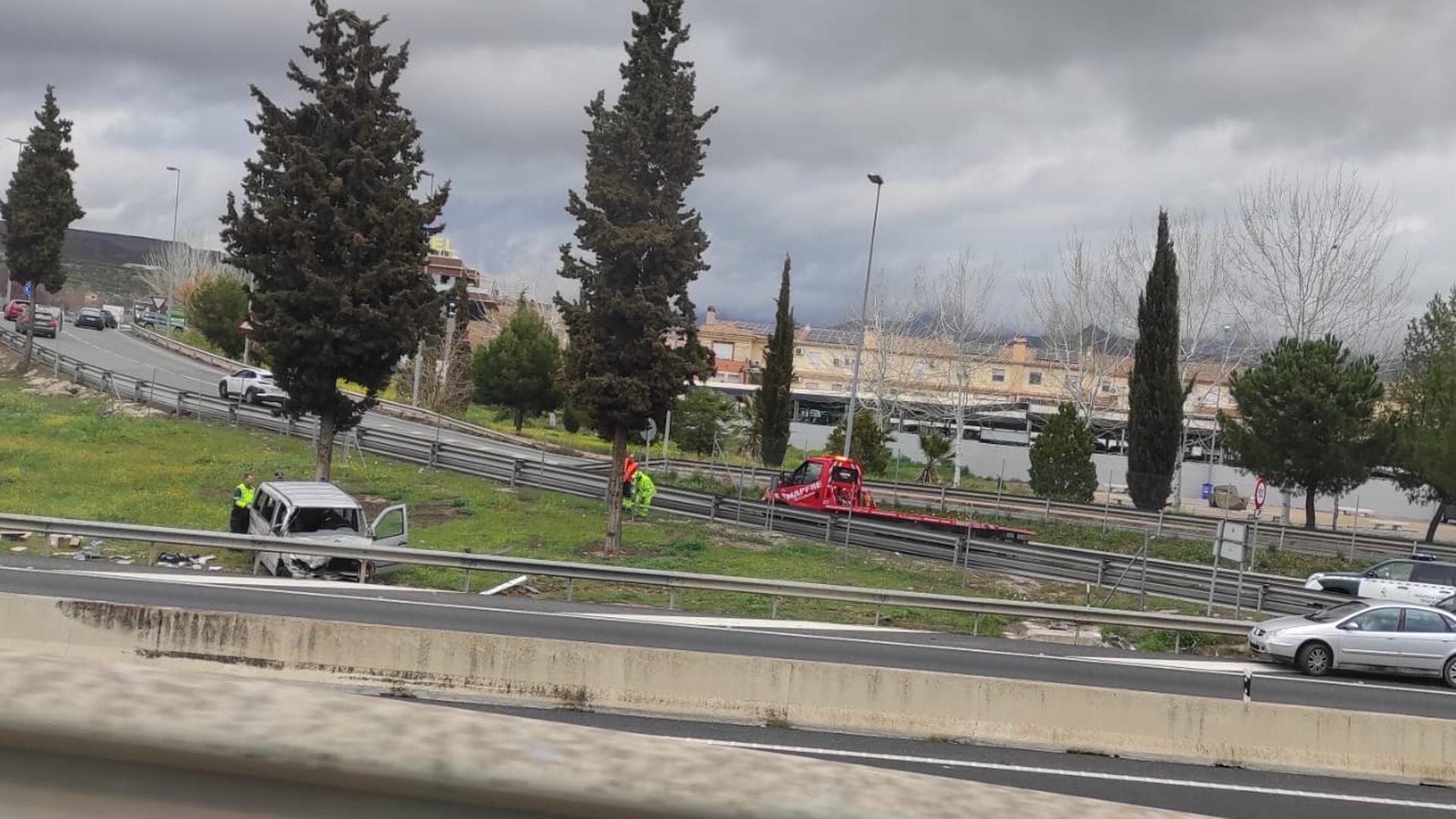 Accidente En Granada Una Persona Herida Al Volcar Su Furgoneta A La