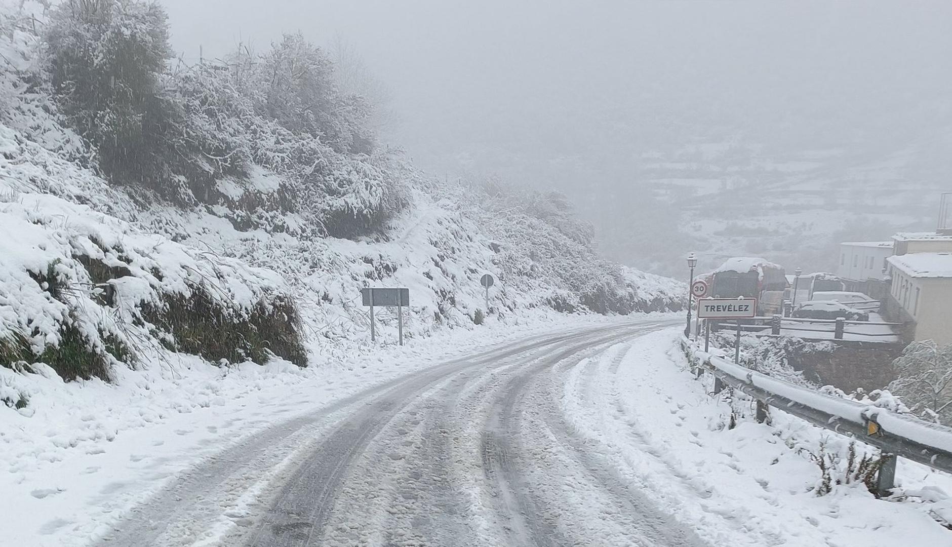 Carreteras De Granada La Nieve Complica La Circulaci N En Varias