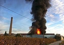 Un Incendio Calcina Una Nave Industrial De Pl Sticos En Santa Fe Ideal