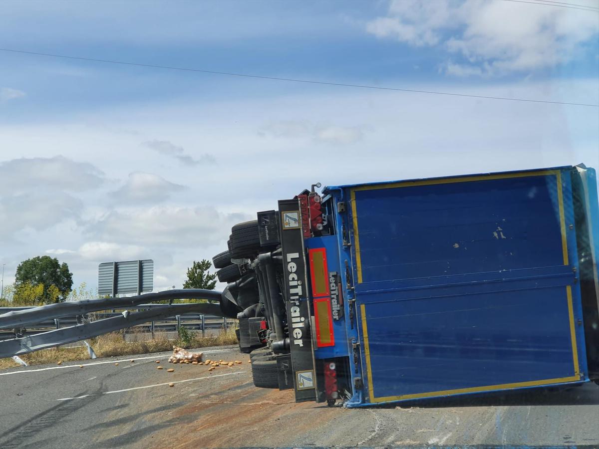 Bloqueada la A 66 en Béjar tras el espectacular accidente de un camión