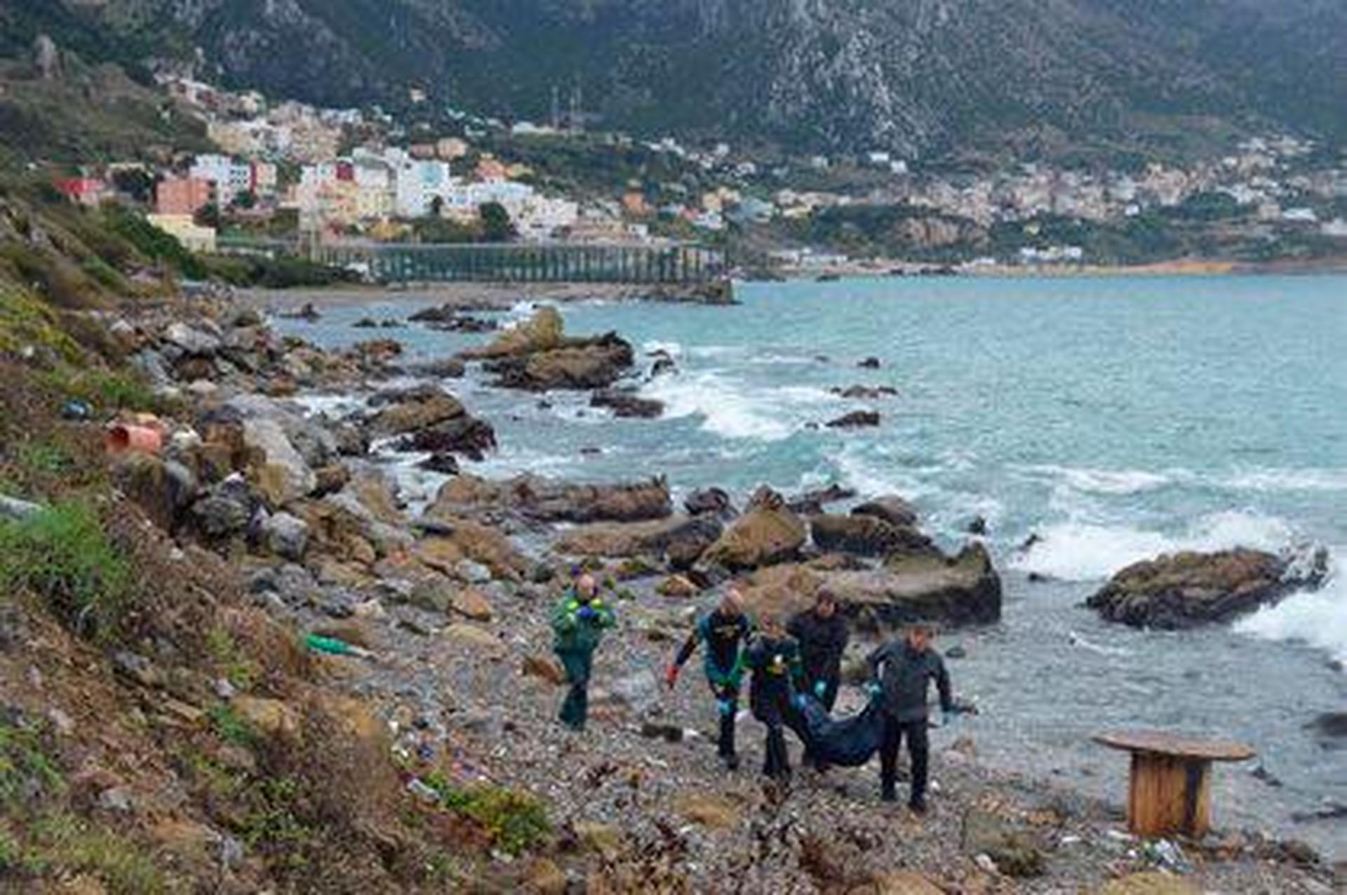 Encuentran Un Cad Ver Sin Cabeza Ni Manos Flotando En La Playa De