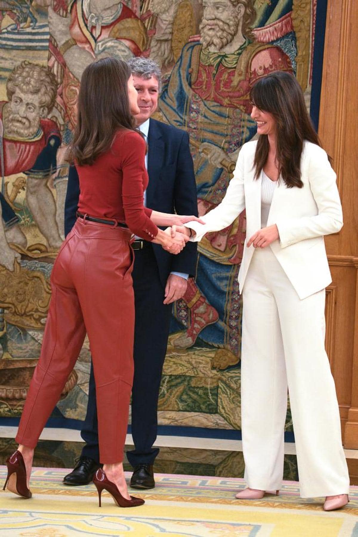 La reina Letizia impacta en Zarzuela con su look rojo más cañero