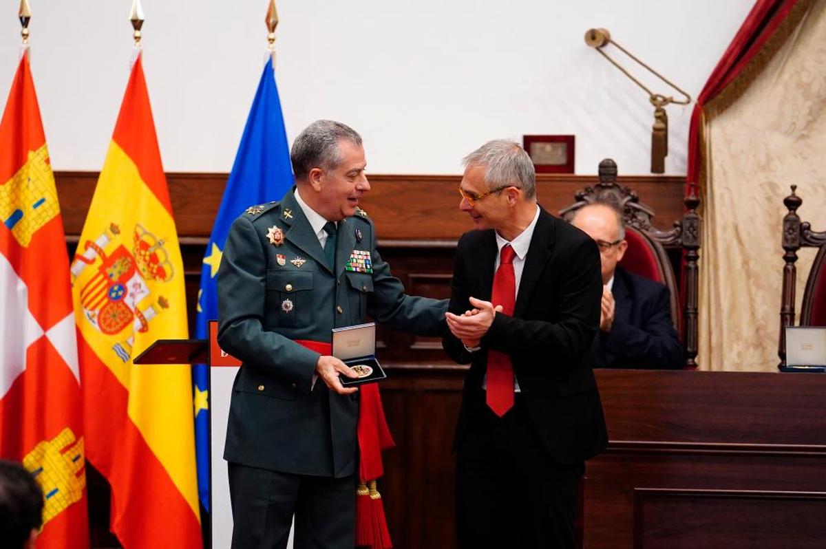 La Universidad Distingue Con Su Medalla A Las Fuerzas Armadas Y Cuerpos