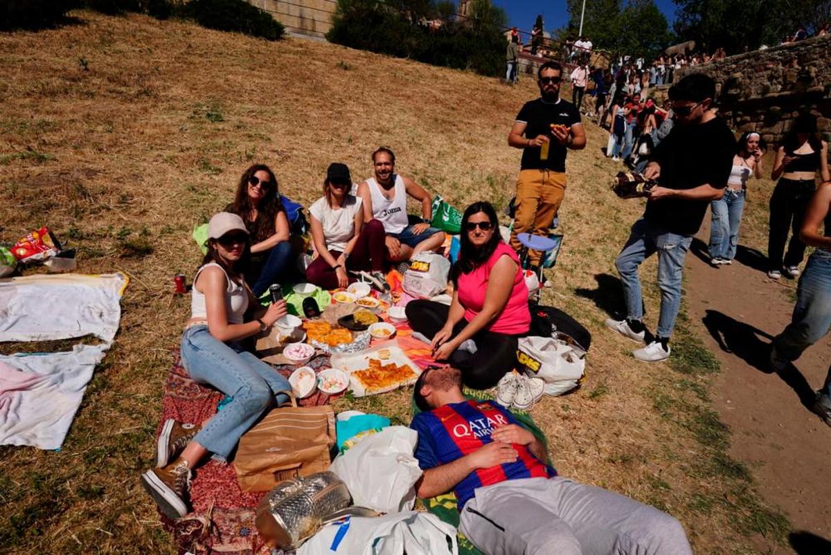 Miles De Personas Abarrotan La Ribera Del Tormes En Las Inmediaciones