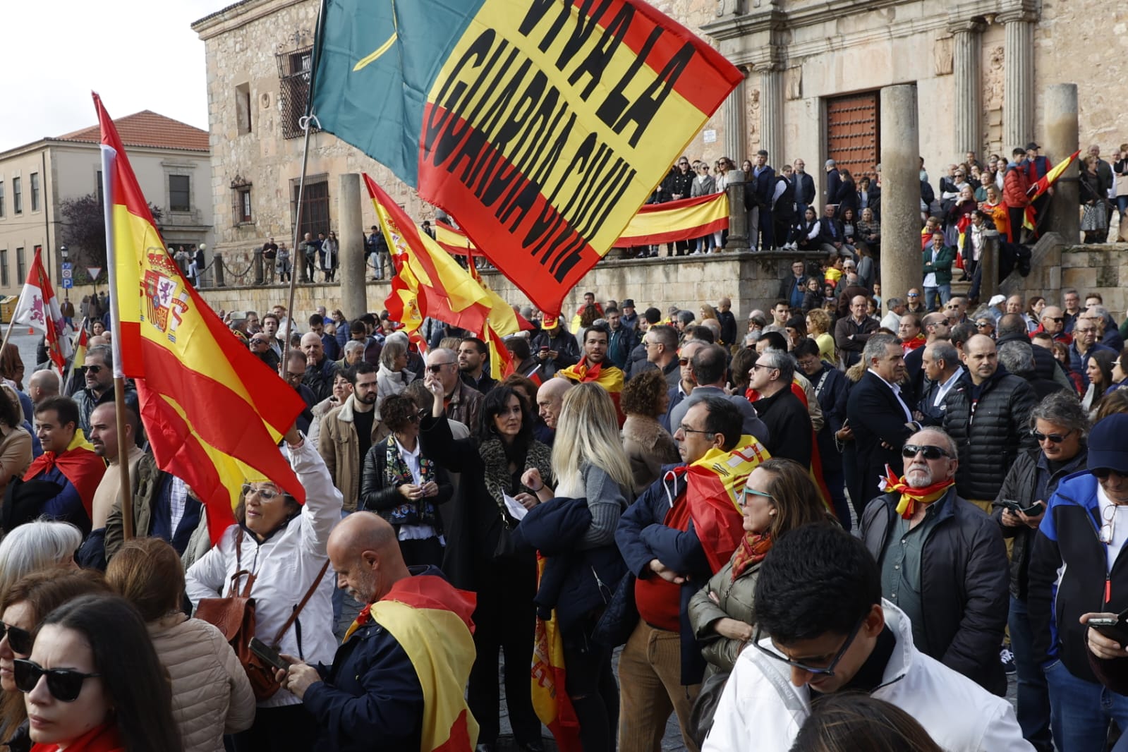 Unas 2 000 Personas Se Concentran Frente A La Sede Del PSOE Para Gritar