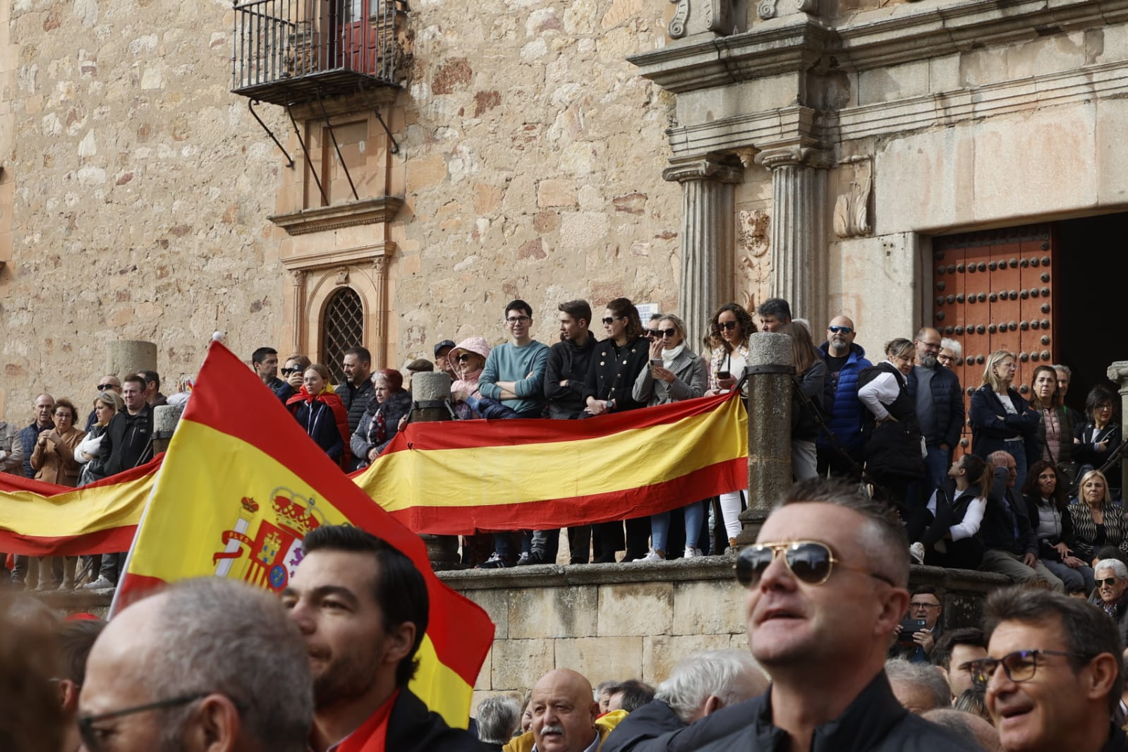 Unas 2 000 Personas Se Concentran Frente A La Sede Del PSOE Para Gritar