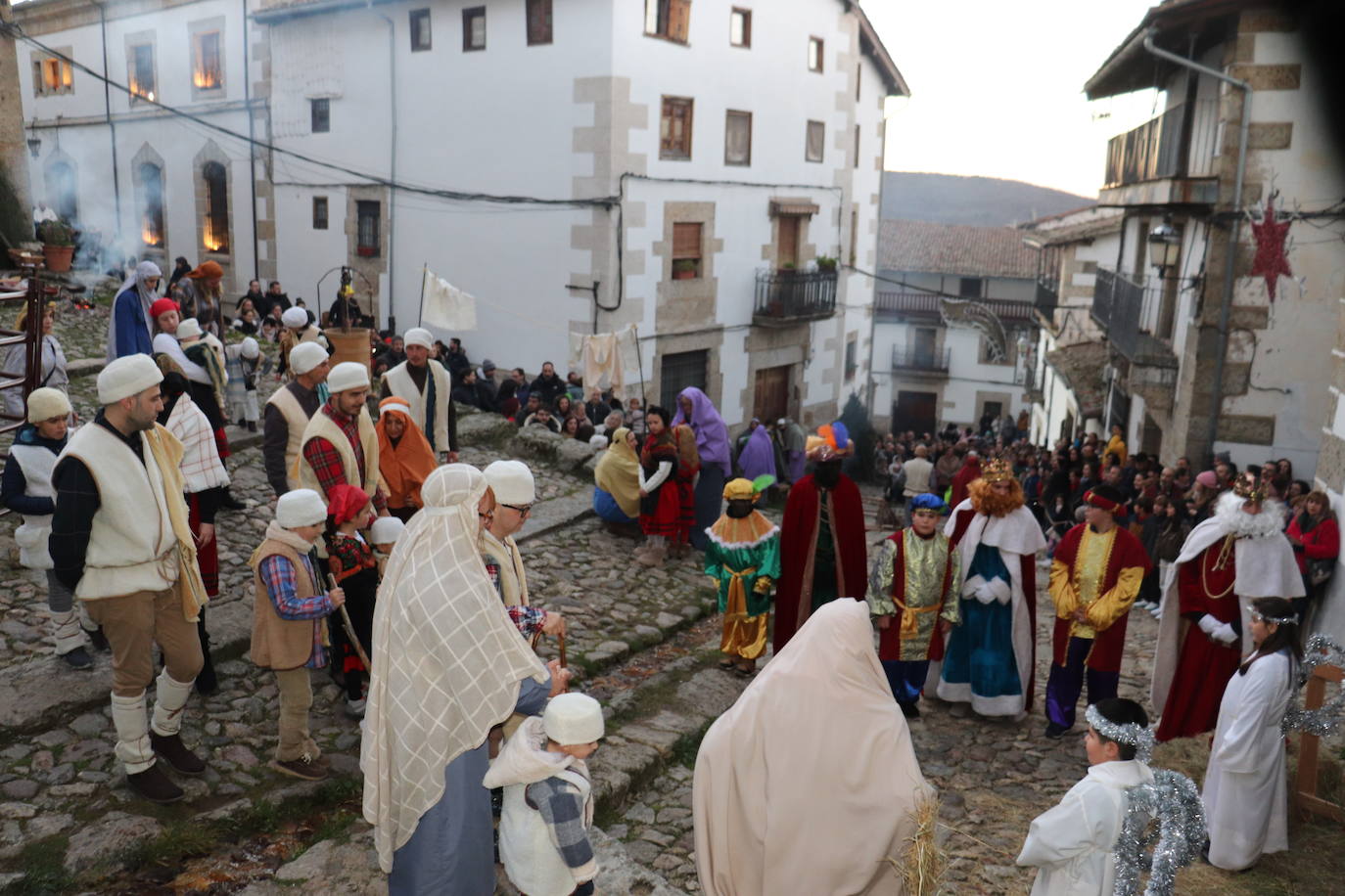 La Cuesta de la Romana de Candelario alumbra el nacimiento del Niño