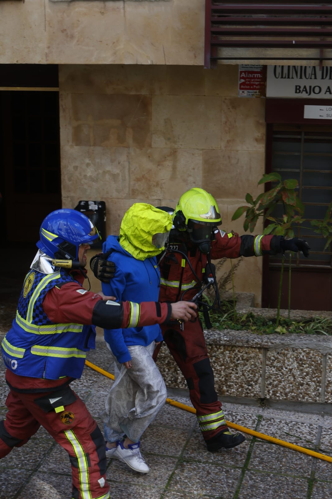 Las espectaculares imágenes del desalojo de los vecinos por el fuego en