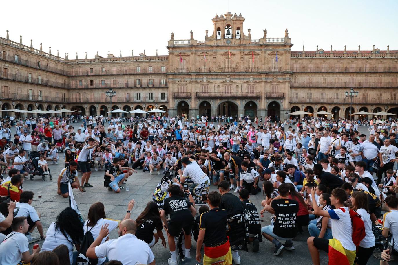 Los Aficionados Del Salamanca UDS Toman La Plaza Mayor Para Celebrar