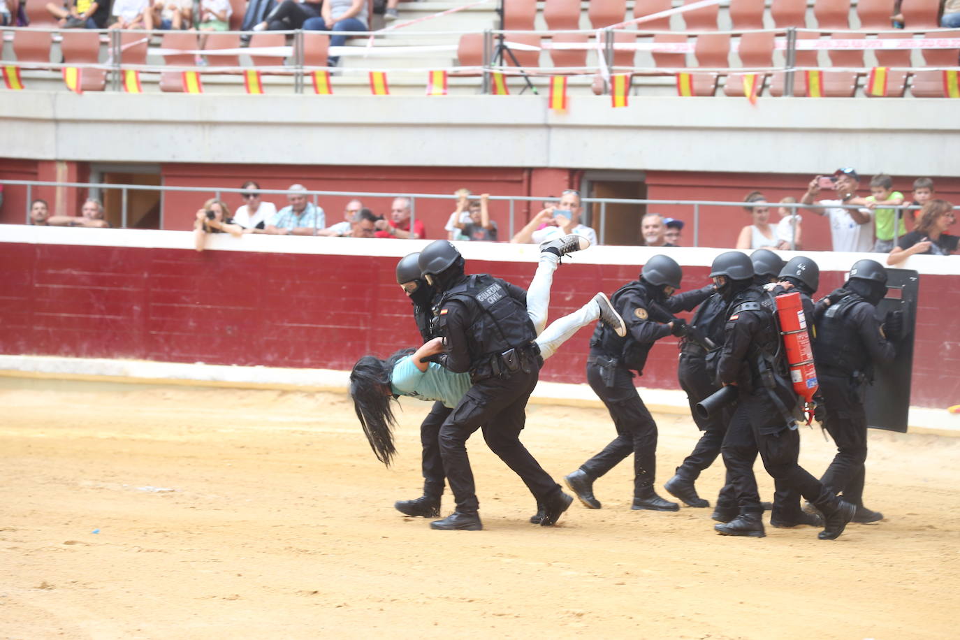 Exhibici N De Las Especialidades De La Guardia Civil En La Plaza De