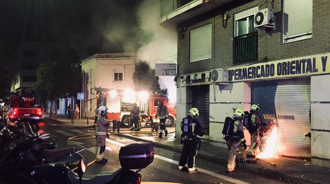 Fotos Un Incendio En Un Bazar Obliga A Desalojar Varias Viviendas Y