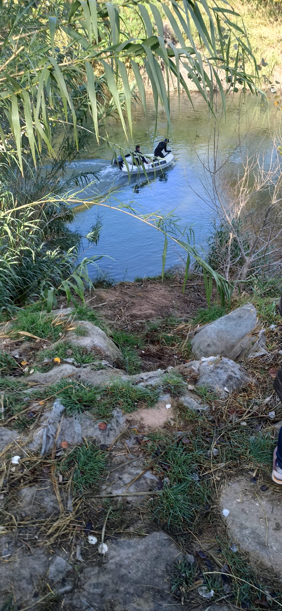 Drones y buzos buscan por el Júcar al hombre desaparecido en Alzira