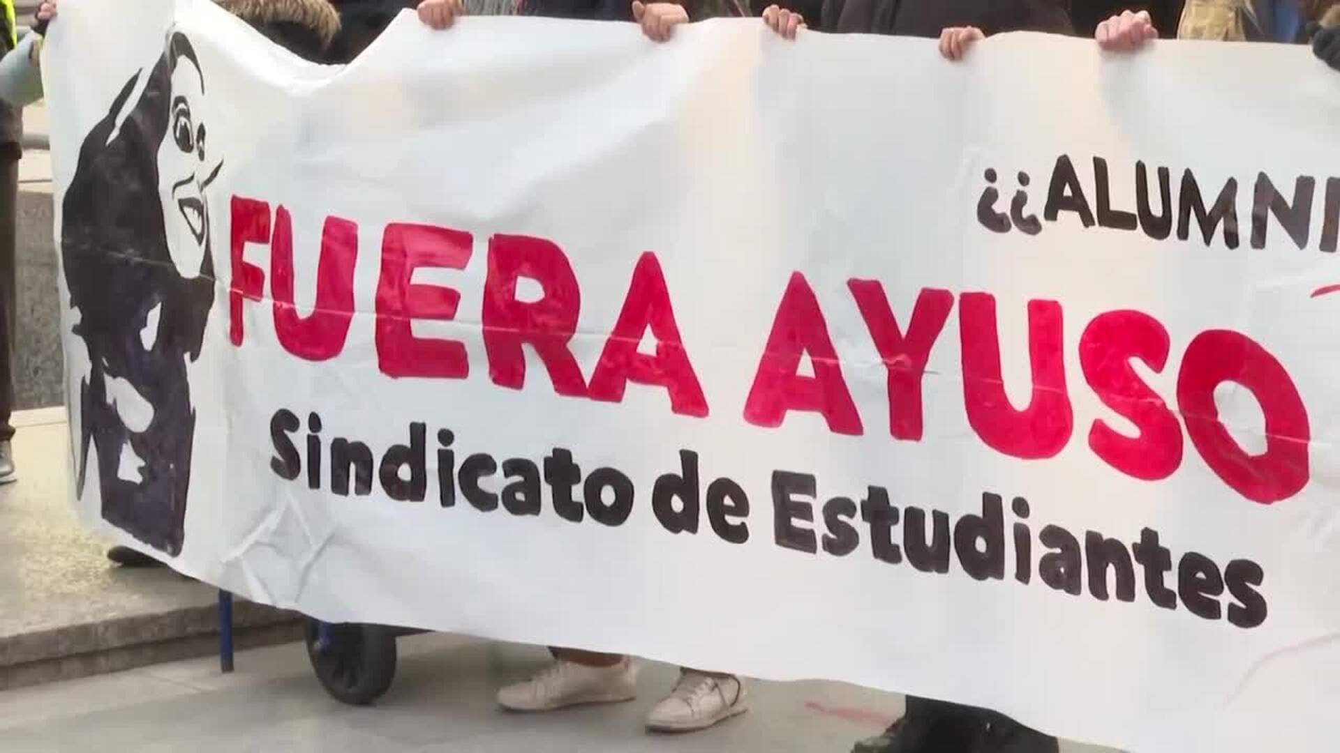 Manifestantes Claman Contra El Reconocimiento A Dedazo A Ayuso En La