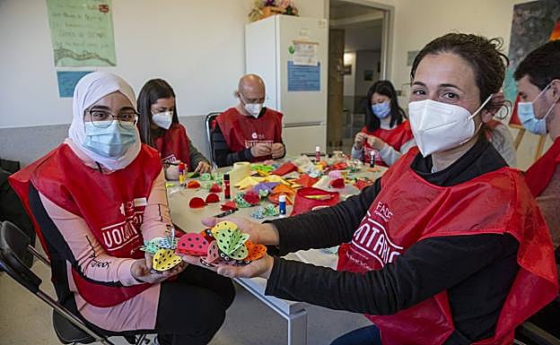 Voluntarios de Secunda Smile enseñan sus manualidades.